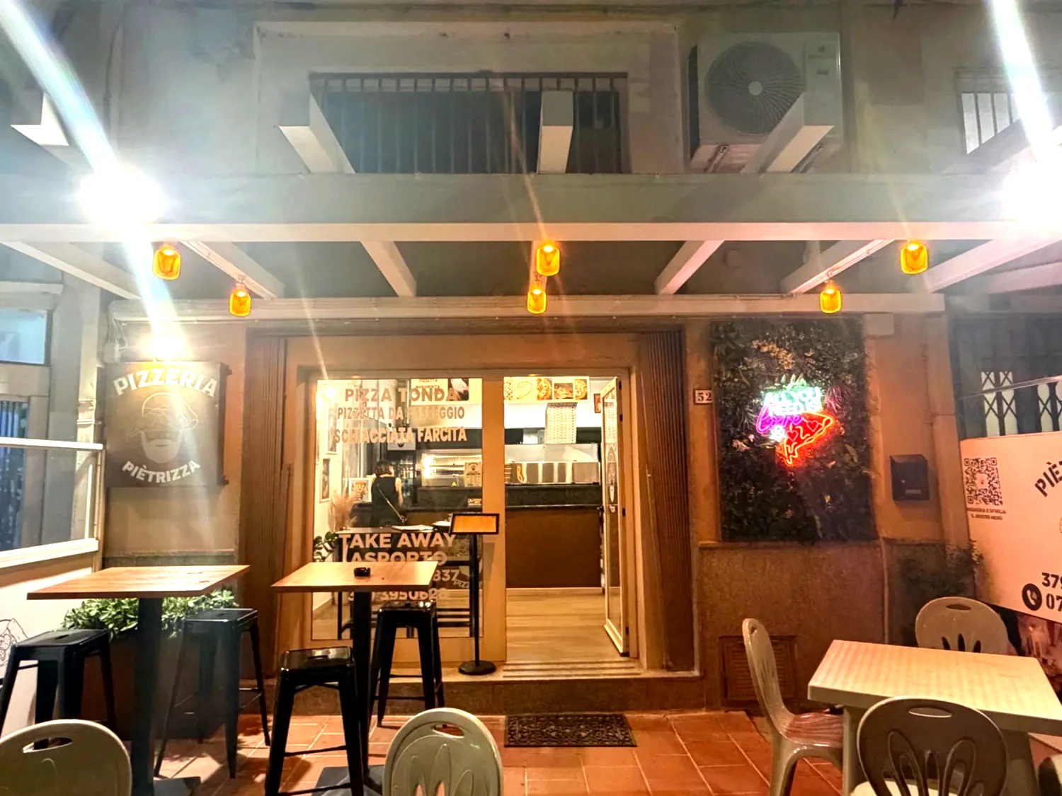 Ingresso della pizzeria Piètrizza a La Caletta